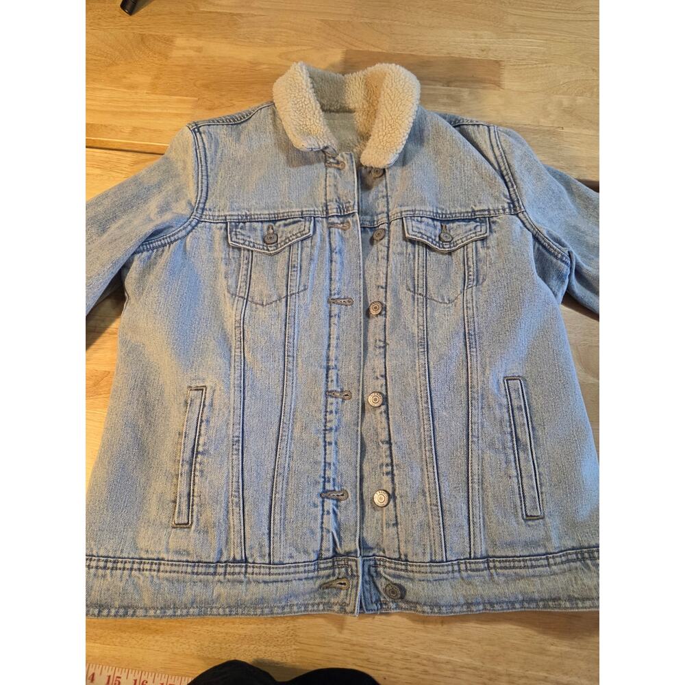 Generic light wash denim shearling faux lined Jean jacket pockets medium